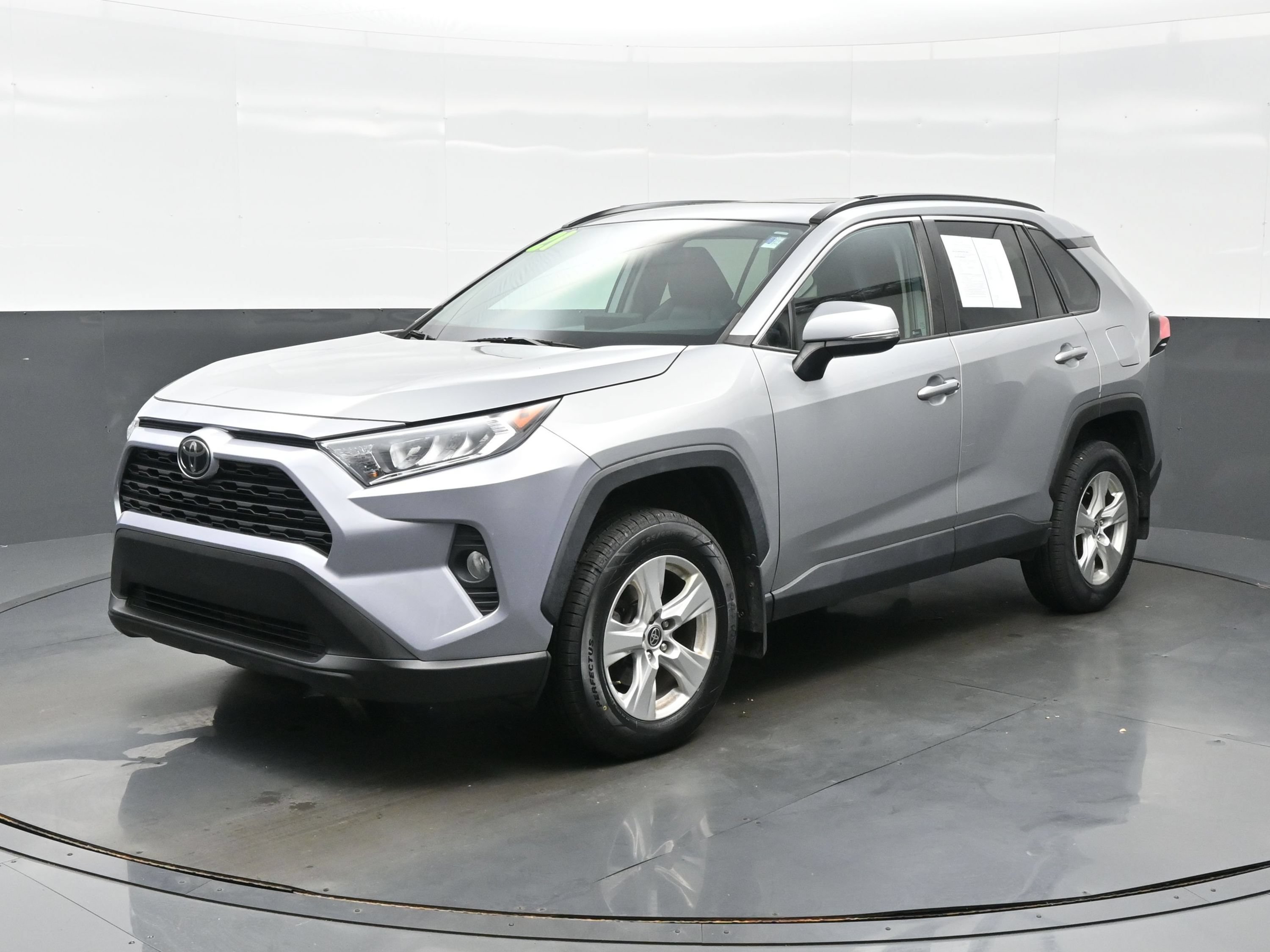 Used 2021 Toyota RAV4 XLE AWD/4WD image 2