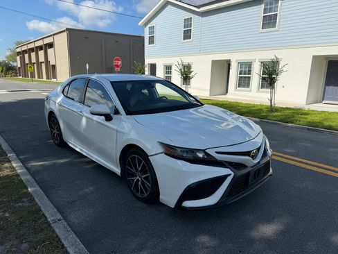 Used 2021 Toyota Camry SE image 2