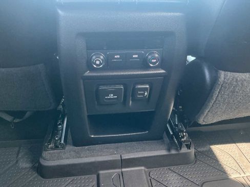 Used 2020 Chevrolet Traverse RS FWD image 17