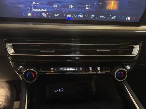 Used 2025 Chevrolet Traverse LT image 15