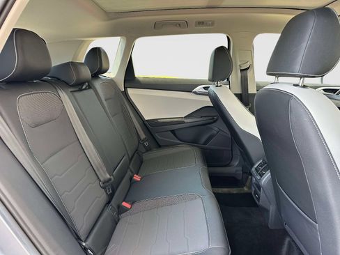 Certified 2025 Volkswagen Taos SE AWD/4WD image 11
