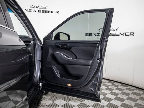 Used 2022 Toyota Highlander L FWD image 25