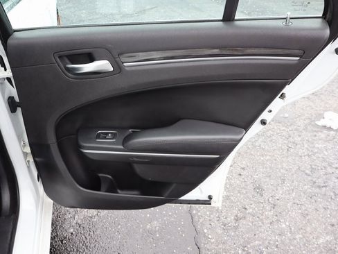 Used 2016 Chrysler 300 Limited image 26