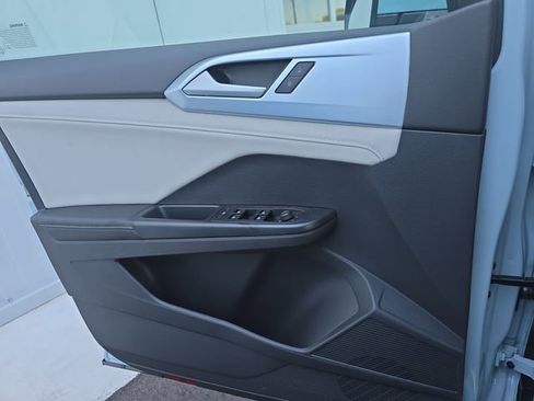 New 2026 Volkswagen Taos SE FWD image 11