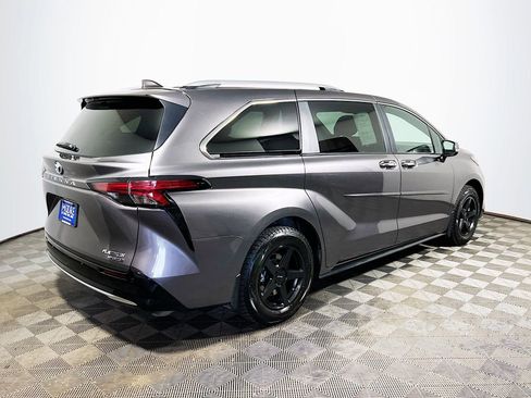 Certified 2024 Toyota Sienna Platinum FWD image 8