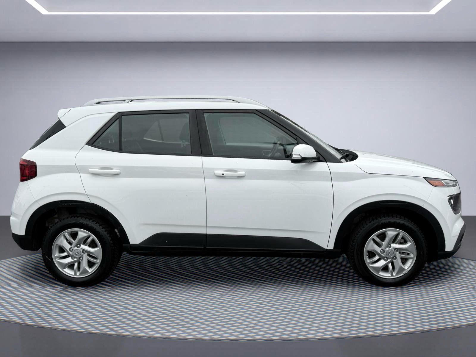 Used 2021 Hyundai Venue FWD image 9
