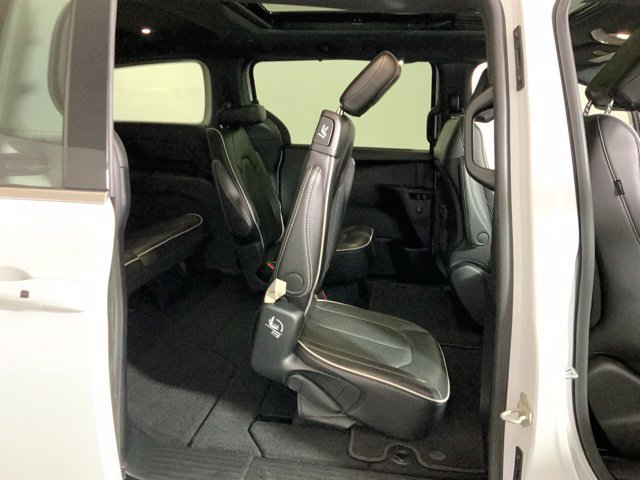 Used 2026 Chrysler Pacifica Limited FWD image 30