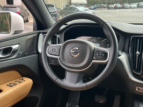 Used 2019 Volvo XC60 T5 Momentum w/ Multimedia Package image 19