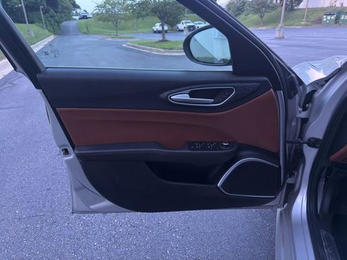 Used 2019 Alfa Romeo Giulia AWD image 14