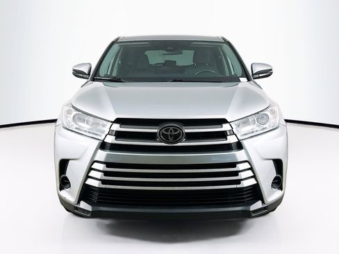 Used 2018 Toyota Highlander LE image 2