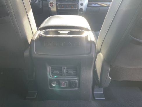 Used 2019 Nissan Titan SV w/ SV Convenience Package image 25