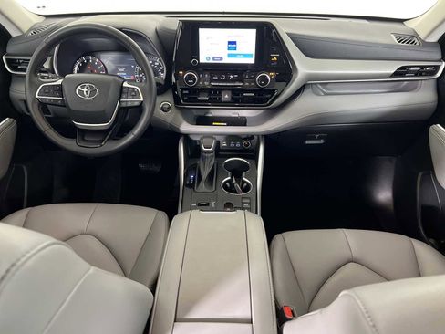 Used 2024 Toyota Highlander XLE image 3