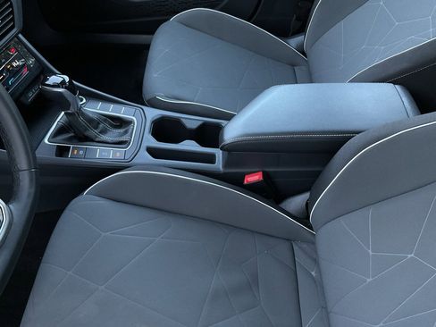 Used 2025 Volkswagen Jetta Sport image 33