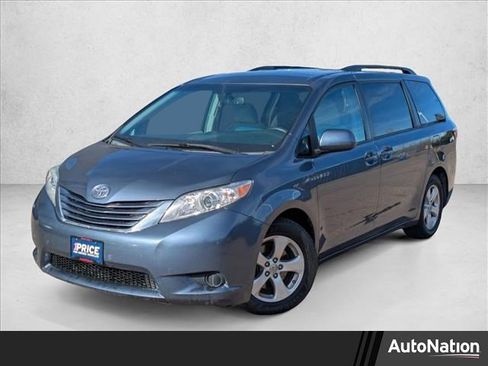 Used 2017 Toyota Sienna LE image 1