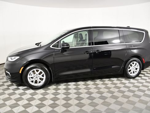Used 2024 Chrysler Pacifica Touring-L FWD image 9