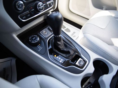 Used 2019 Jeep Cherokee Limited AWD/4WD image 17