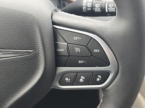 Used 2024 Chrysler Pacifica Limited image 32