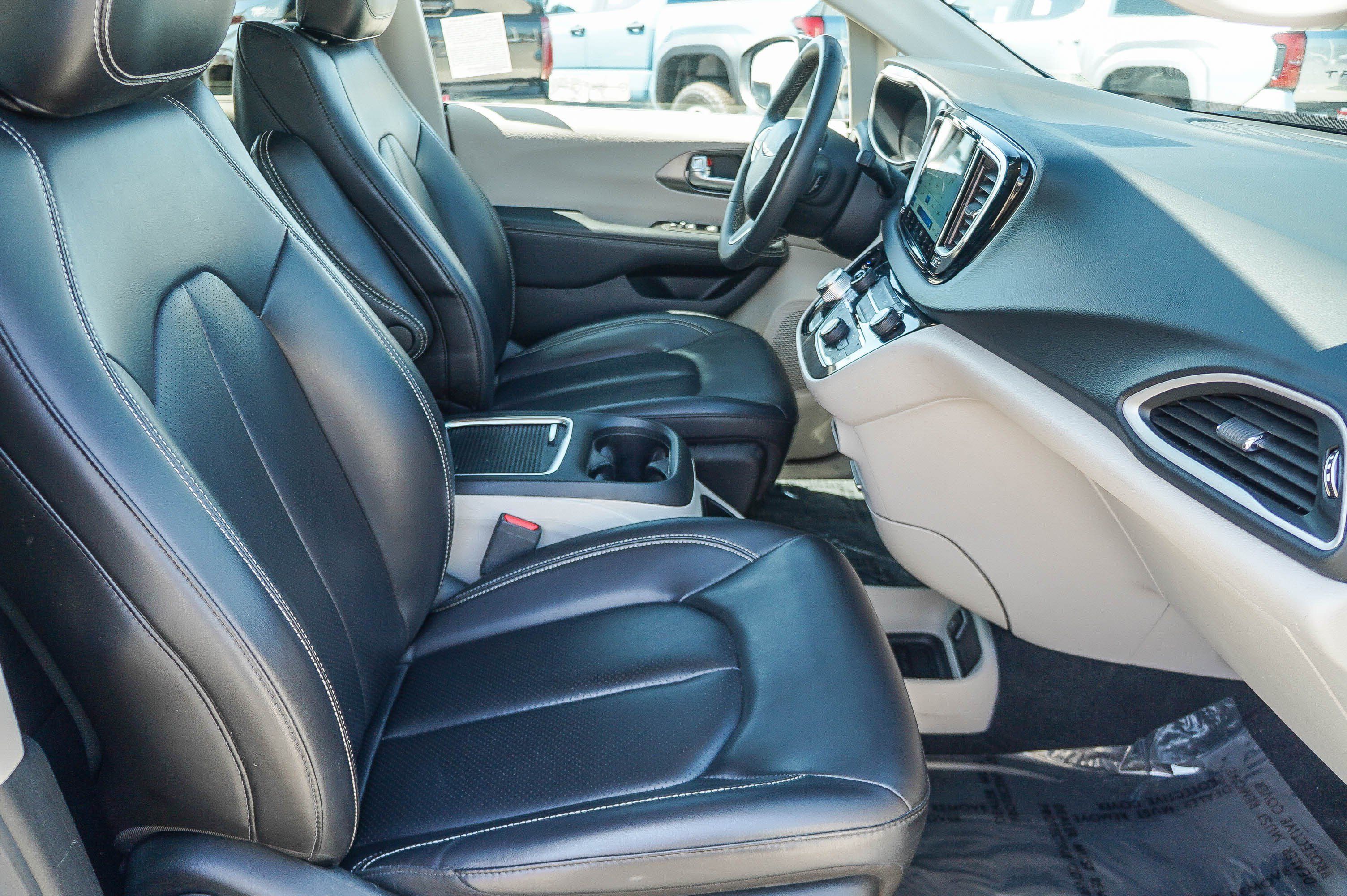 Used 2023 Chrysler Pacifica Touring-L FWD image 19