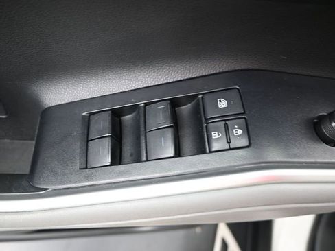 Used 2021 Toyota Highlander XLE AWD/4WD image 9