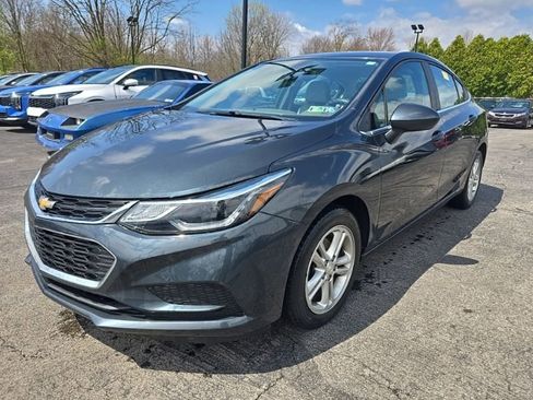 Used 2018 Chevrolet Cruze LT w/ Convenience Package FWD image 3