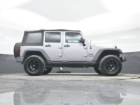Used 2018 Jeep Wrangler Unlimited Sport S AWD/4WD image 31