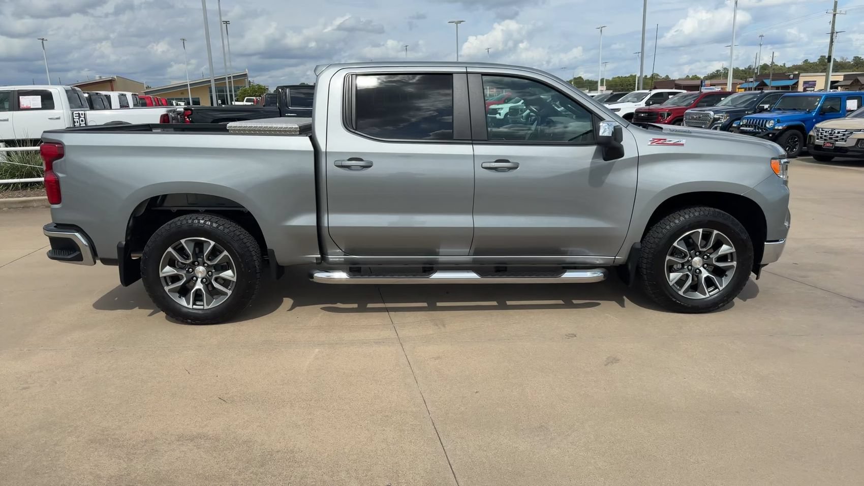 Used 2025 Chevrolet Silverado 1500 LT w/ Z71 Off-Road Package AWD/4WD image 2