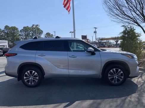 Used 2021 Toyota Highlander XLE image 9