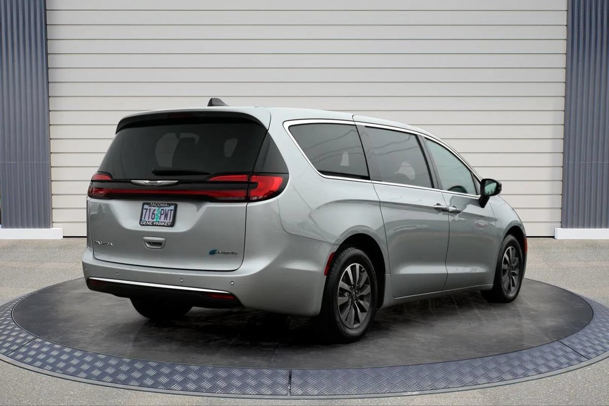 Used 2024 Chrysler Pacifica Limited FWD image 7