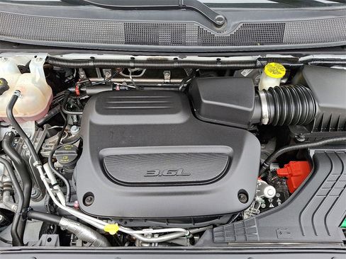 Used 2023 Chrysler Pacifica Touring-L image 28