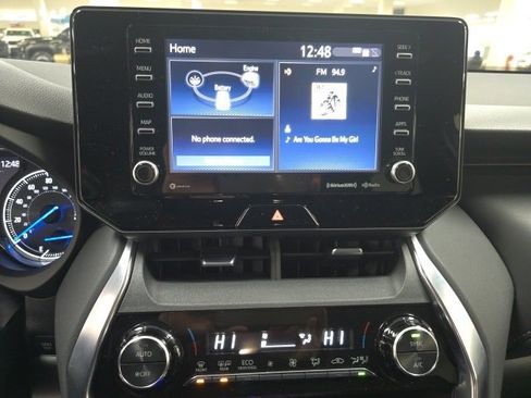 Certified 2021 Toyota Venza XLE image 17