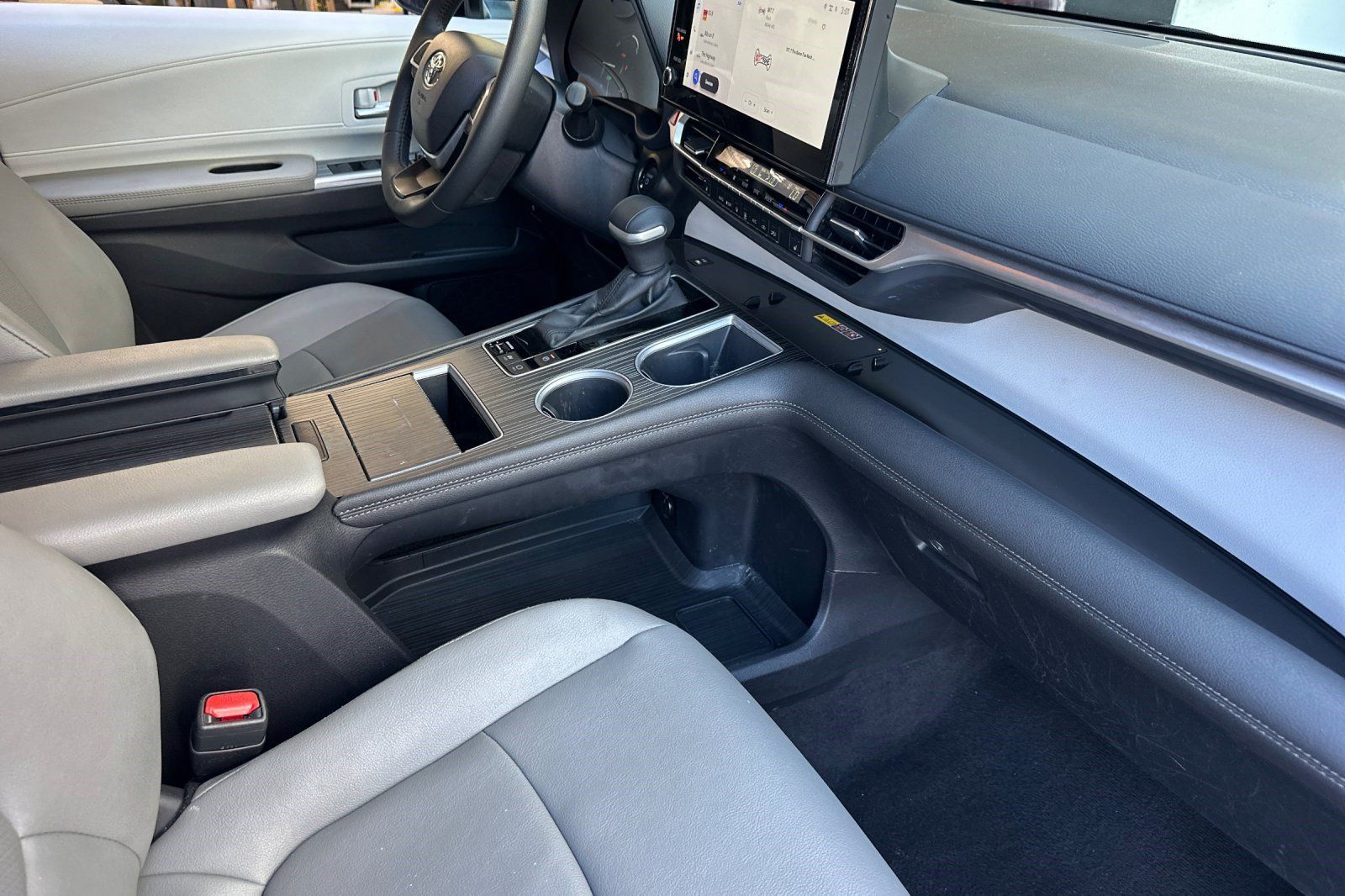 Used 2026 Toyota Sienna XLE FWD image 27