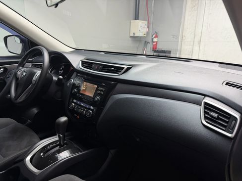 Used 2016 Nissan Rogue SV image 24