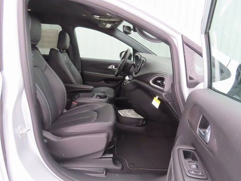 New 2026 Chrysler Pacifica Select image 22