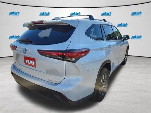 Used 2022 Toyota Highlander XLE AWD/4WD image 7