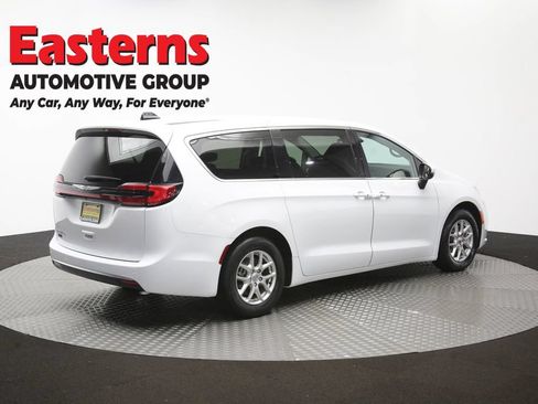 Used 2023 Chrysler Pacifica Touring-L FWD image 42