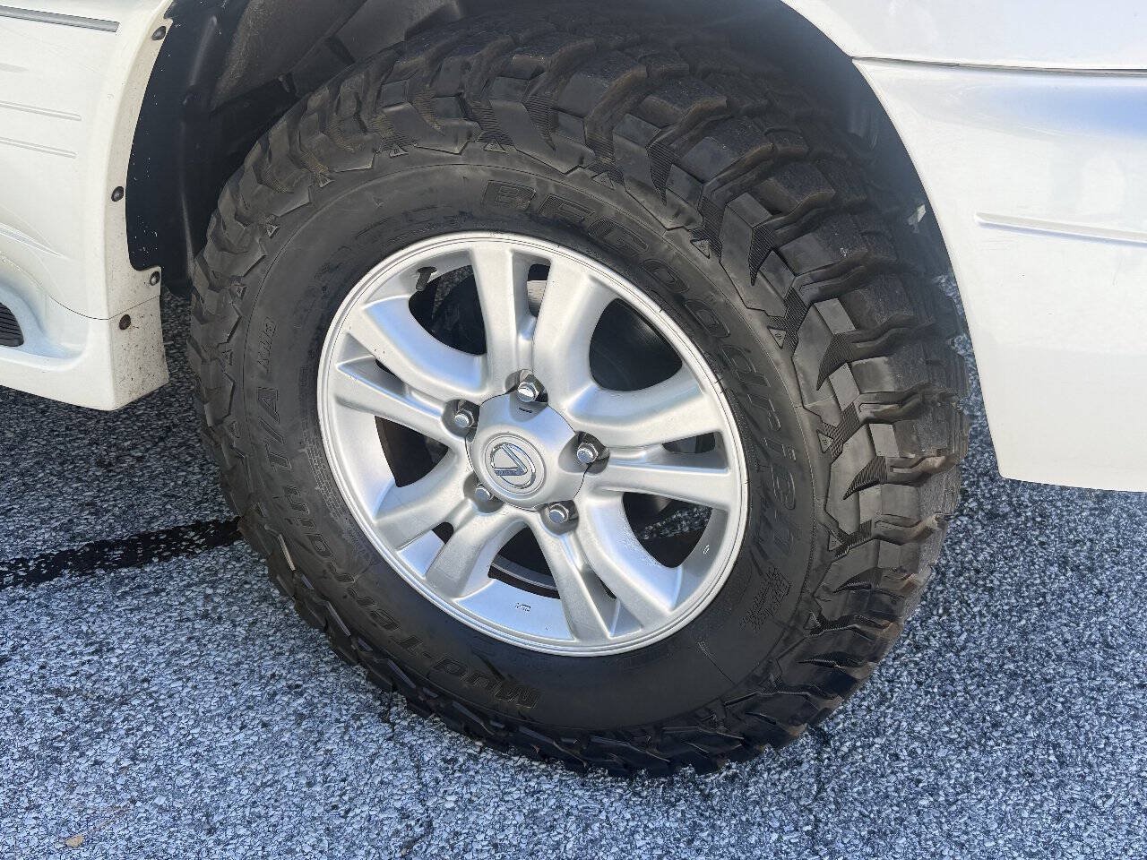 Used 2005 Lexus LX 470 4WD w/ Preferred Accessory Pkg image 24