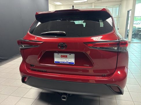 Used 2023 Toyota Highlander LE FWD image 4