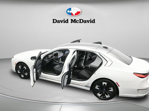 Used 2023 BMW i7 xDrive60 AWD/4WD image 47