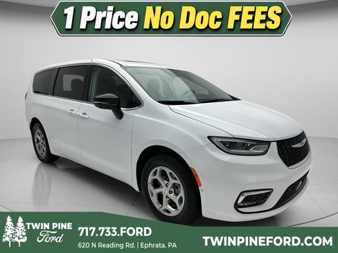 Used 2024 Chrysler Pacifica Limited w/ Trailer Tow Group AWD/4WD image 1