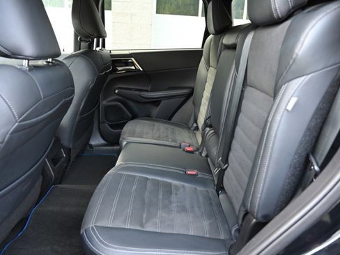 Used 2023 Mitsubishi Outlander SE image 16