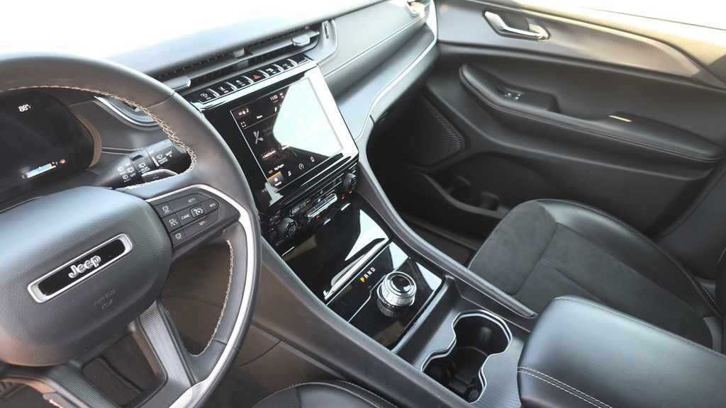 Used 2024 Jeep Grand Cherokee Altitude RWD image 21