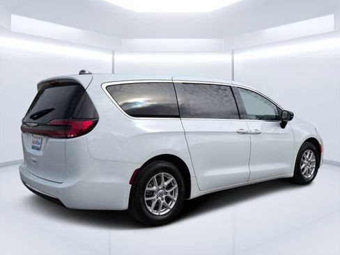 Used 2025 Chrysler Pacifica Select FWD image 3