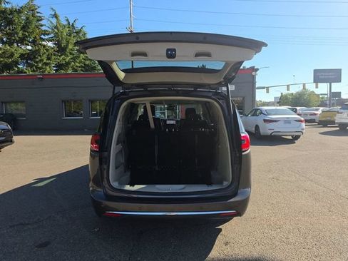 Used 2023 Chrysler Pacifica Touring-L FWD image 11