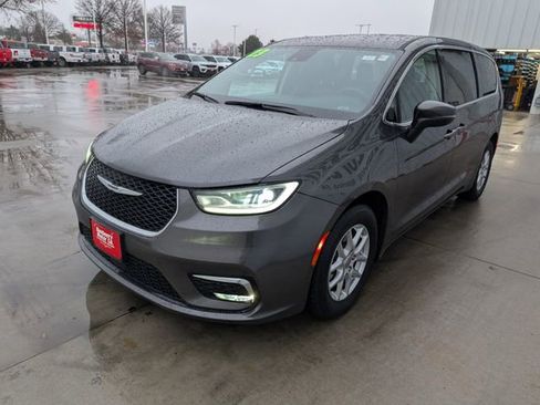 Used 2023 Chrysler Pacifica Touring-L image 33