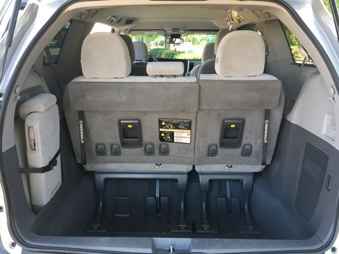 Used 2020 Toyota Sienna LE w/ Carpet Mat Package FWD image 28