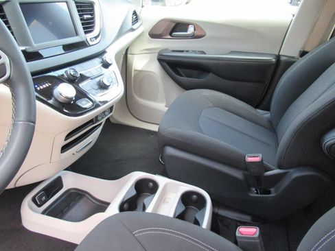 Certified 2022 Chrysler Voyager LX FWD image 15