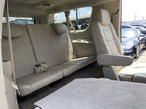 Used 2017 Cadillac Escalade ESV Premium Luxury RWD image 22