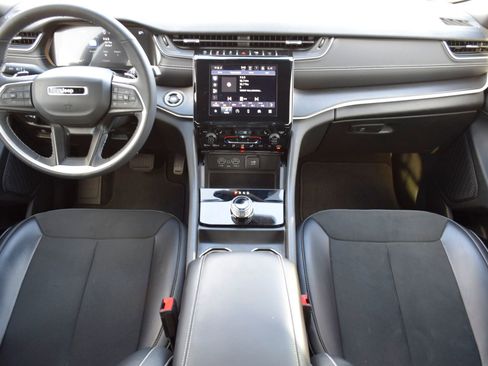 Used 2023 Jeep Grand Cherokee L Laredo image 7