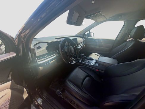 Used 2025 Kia Carnival FWD image 9