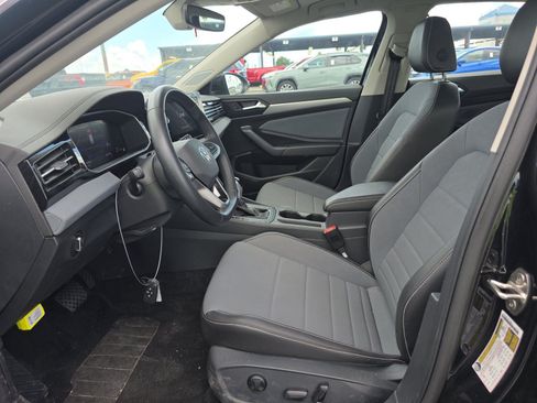 Used 2025 Volkswagen Jetta SE FWD image 10